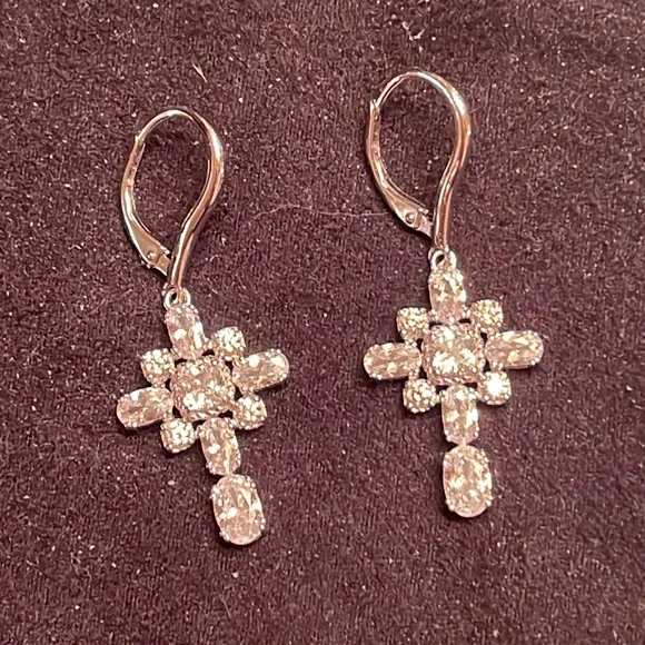 Elegant Silver Cross Earrings. Rhodium plated silver and man made diamonds - Picture 3 of 3